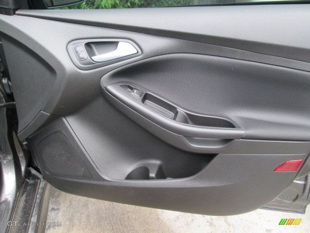 2015 Focus SE Hatchback - Magnetic Metallic / Charcoal Black photo #25