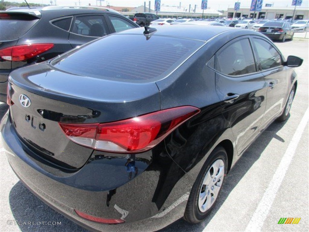 2016 Elantra SE - Phantom Black / Gray photo #5