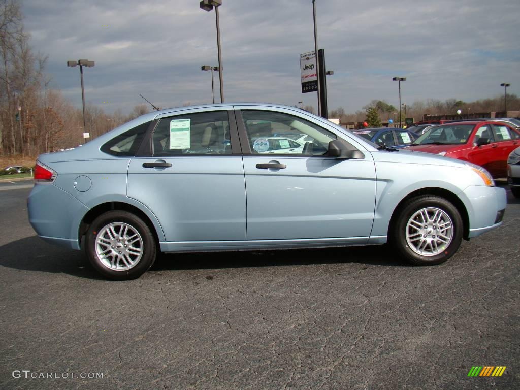 2009 Focus SE Sedan - Light Ice Blue Metallic / Medium Stone photo #2