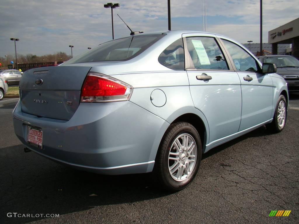 2009 Focus SE Sedan - Light Ice Blue Metallic / Medium Stone photo #3