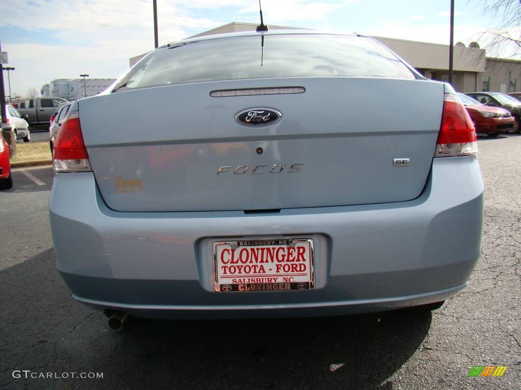 2009 Focus SE Sedan - Light Ice Blue Metallic / Medium Stone photo #4