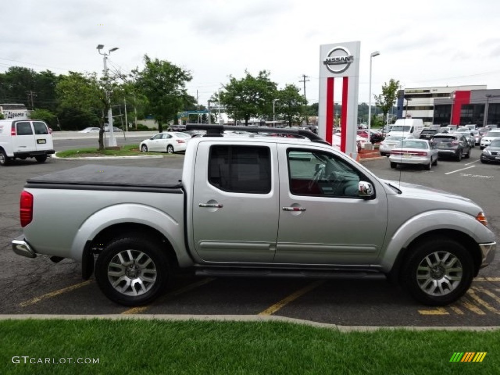 Radiant Silver Metallic 2010 Nissan Frontier LE Crew Cab 4x4 Exterior Photo #105592707