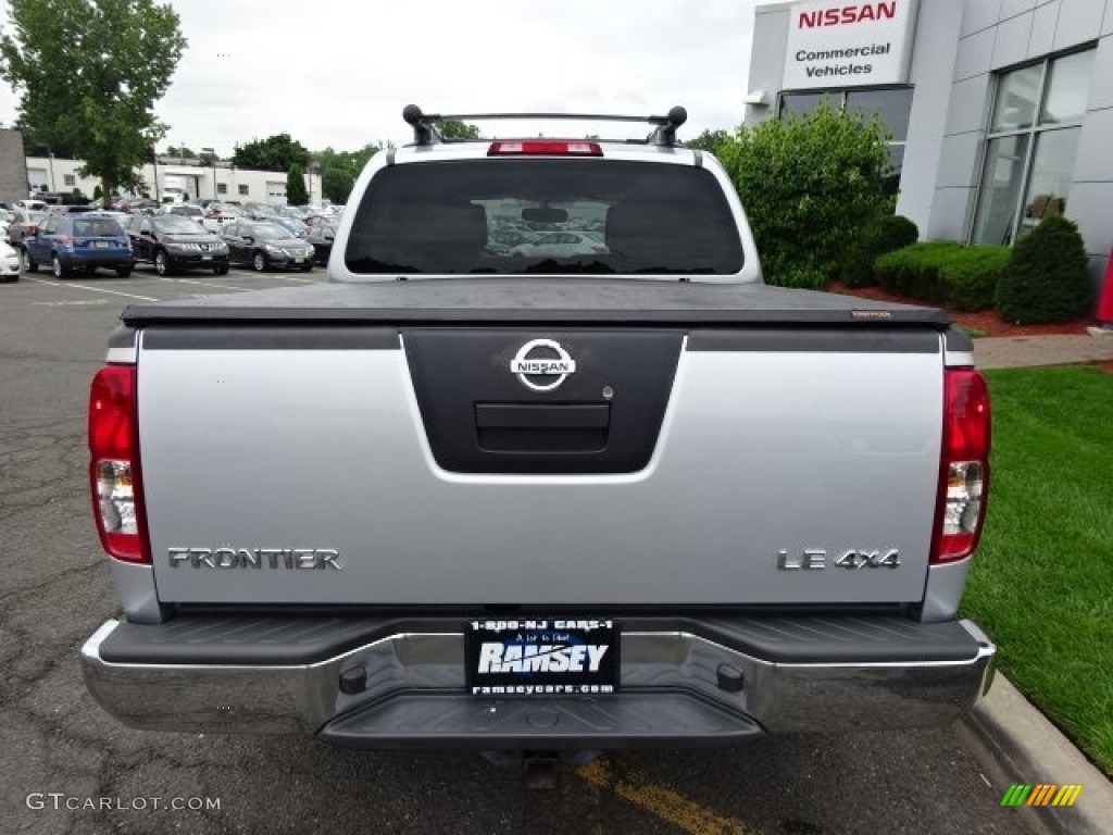 2010 Frontier LE Crew Cab 4x4 - Radiant Silver Metallic / Steel photo #6