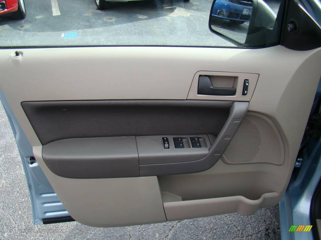 2009 Focus SE Sedan - Light Ice Blue Metallic / Medium Stone photo #17