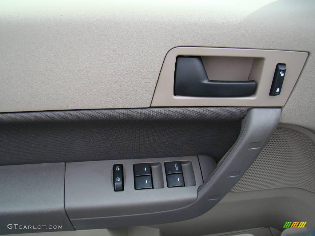 2009 Focus SE Sedan - Light Ice Blue Metallic / Medium Stone photo #18