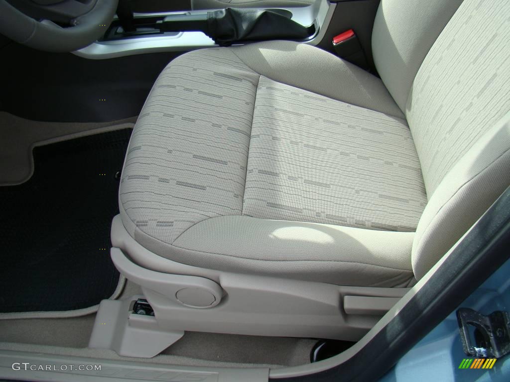 2009 Focus SE Sedan - Light Ice Blue Metallic / Medium Stone photo #19