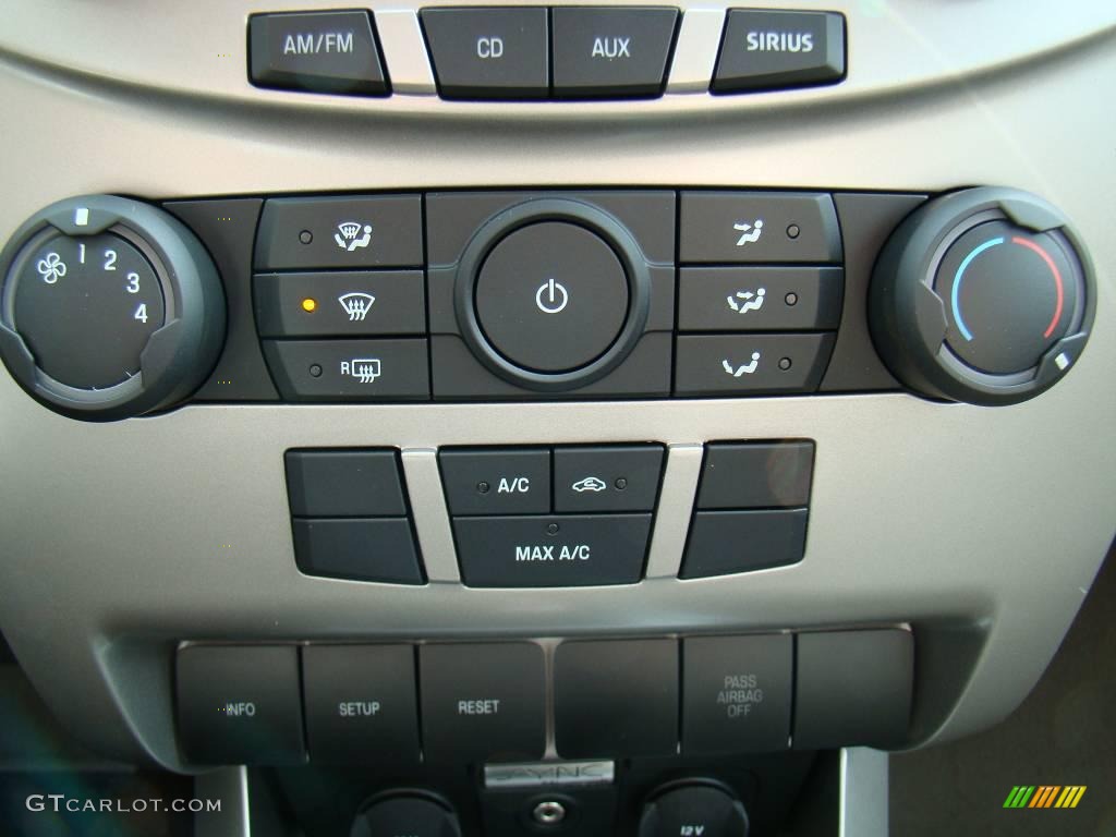 2009 Focus SE Sedan - Light Ice Blue Metallic / Medium Stone photo #24