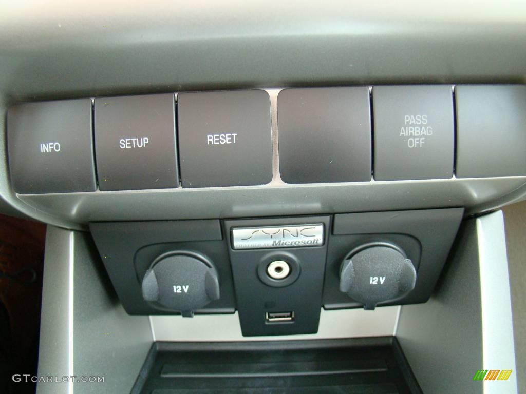 2009 Focus SE Sedan - Light Ice Blue Metallic / Medium Stone photo #25
