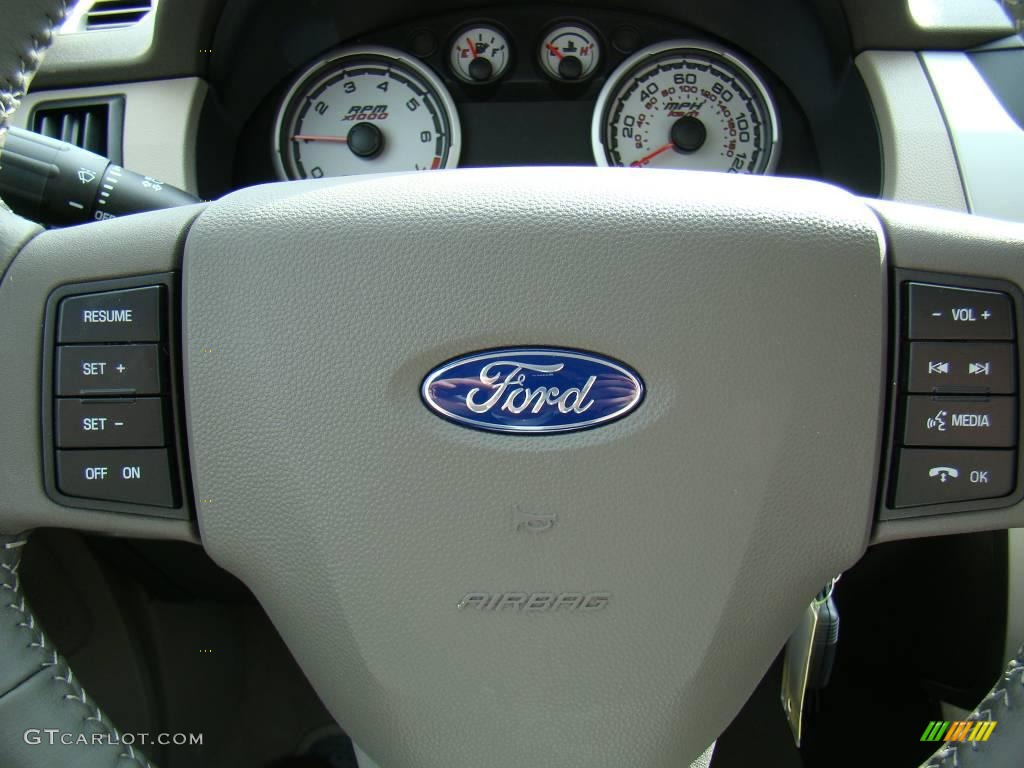 2009 Focus SE Sedan - Light Ice Blue Metallic / Medium Stone photo #28