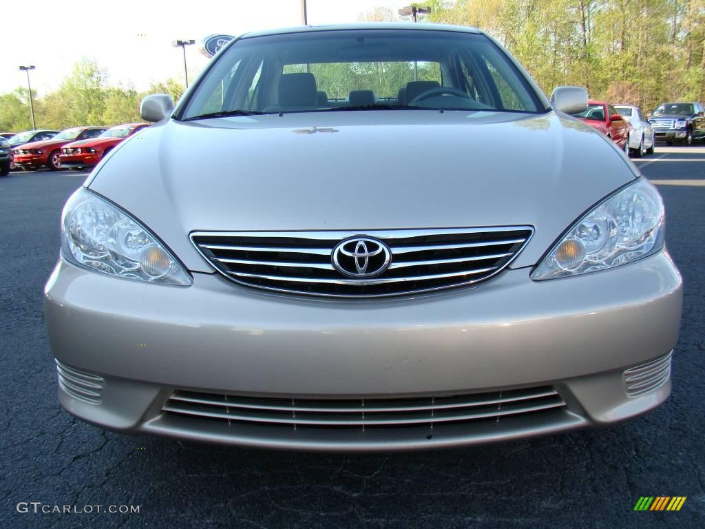 2005 Camry LE - Desert Sand Mica / Taupe photo #7