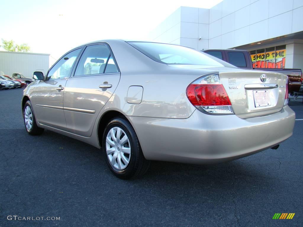 2005 Camry LE - Desert Sand Mica / Taupe photo #25