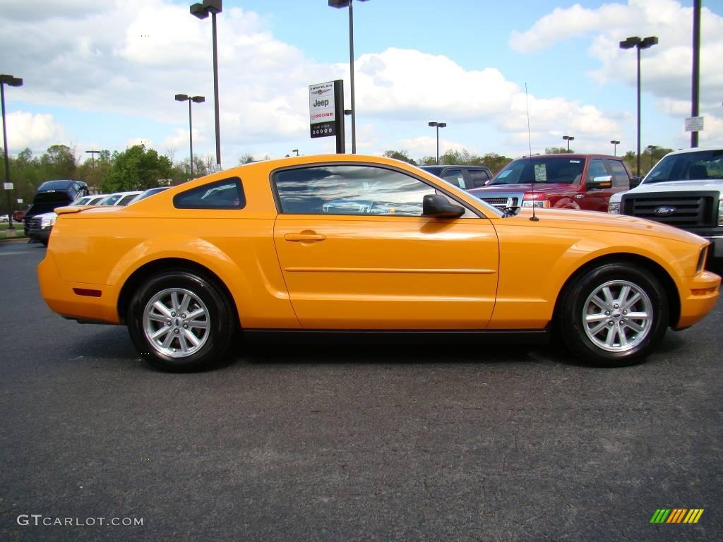 2008 Mustang V6 Deluxe Coupe - Grabber Orange / Dark Charcoal photo #2