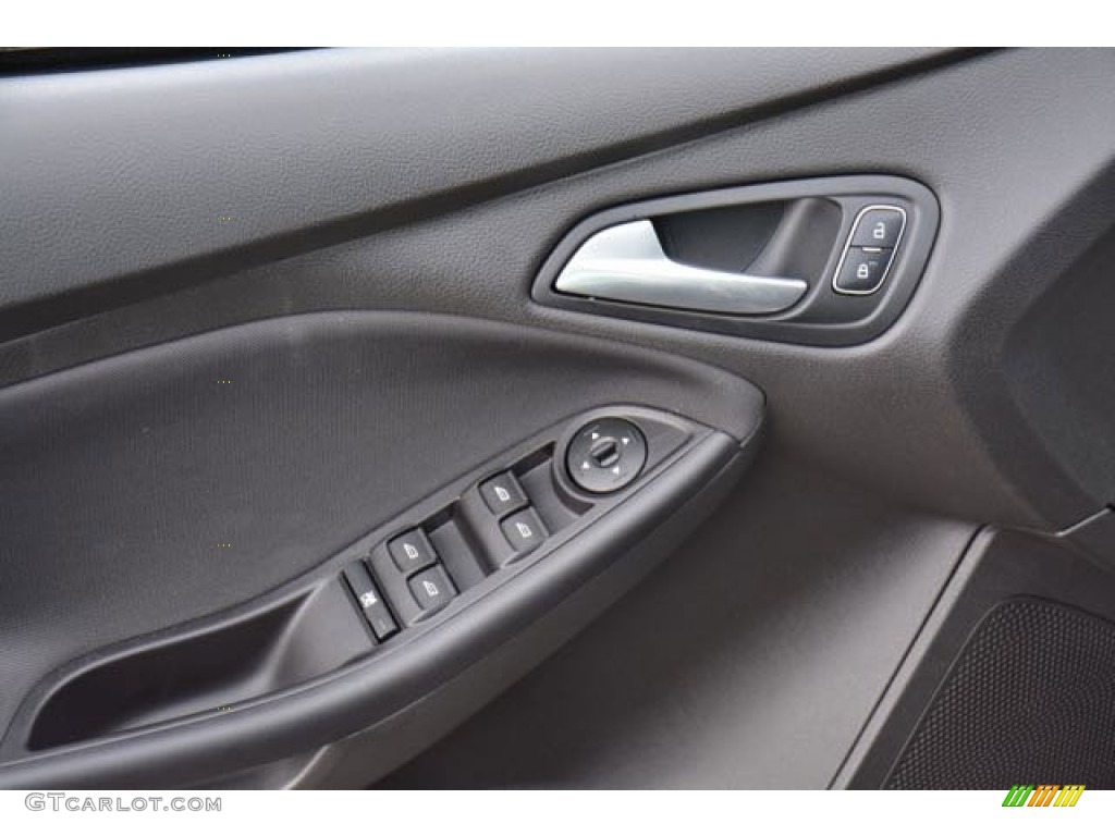 2015 Focus SE Hatchback - Tuxedo Black Metallic / Charcoal Black photo #17