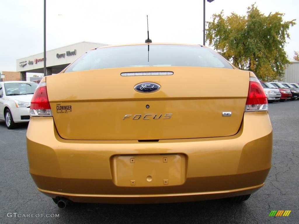 2009 Focus SE Sedan - Amber Gold Metallic / Charcoal Black photo #4