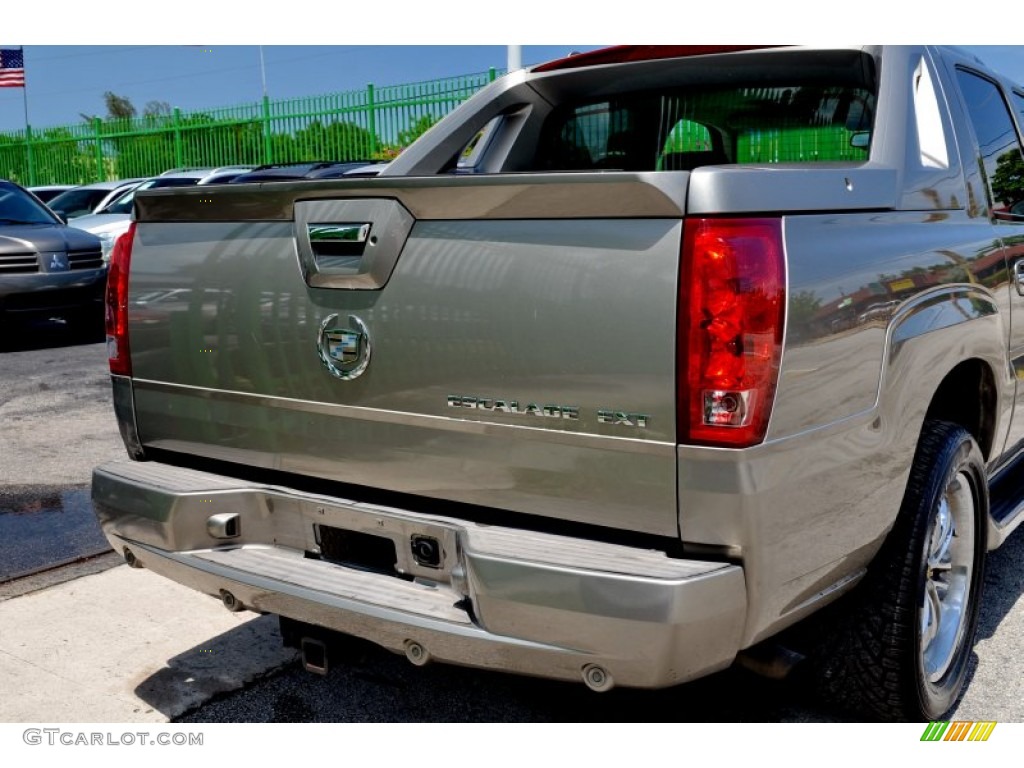 2003 Escalade EXT AWD - Silver Sand / Shale photo #59