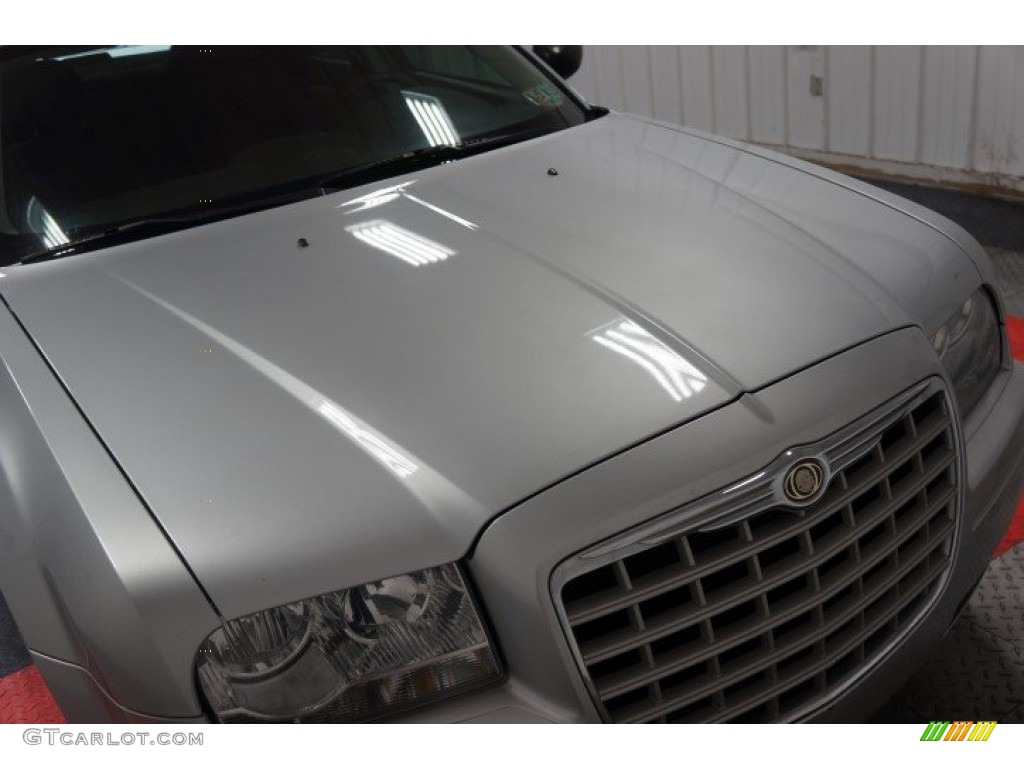 2005 300  - Bright Silver Metallic / Dark Slate Gray/Light Graystone photo #37