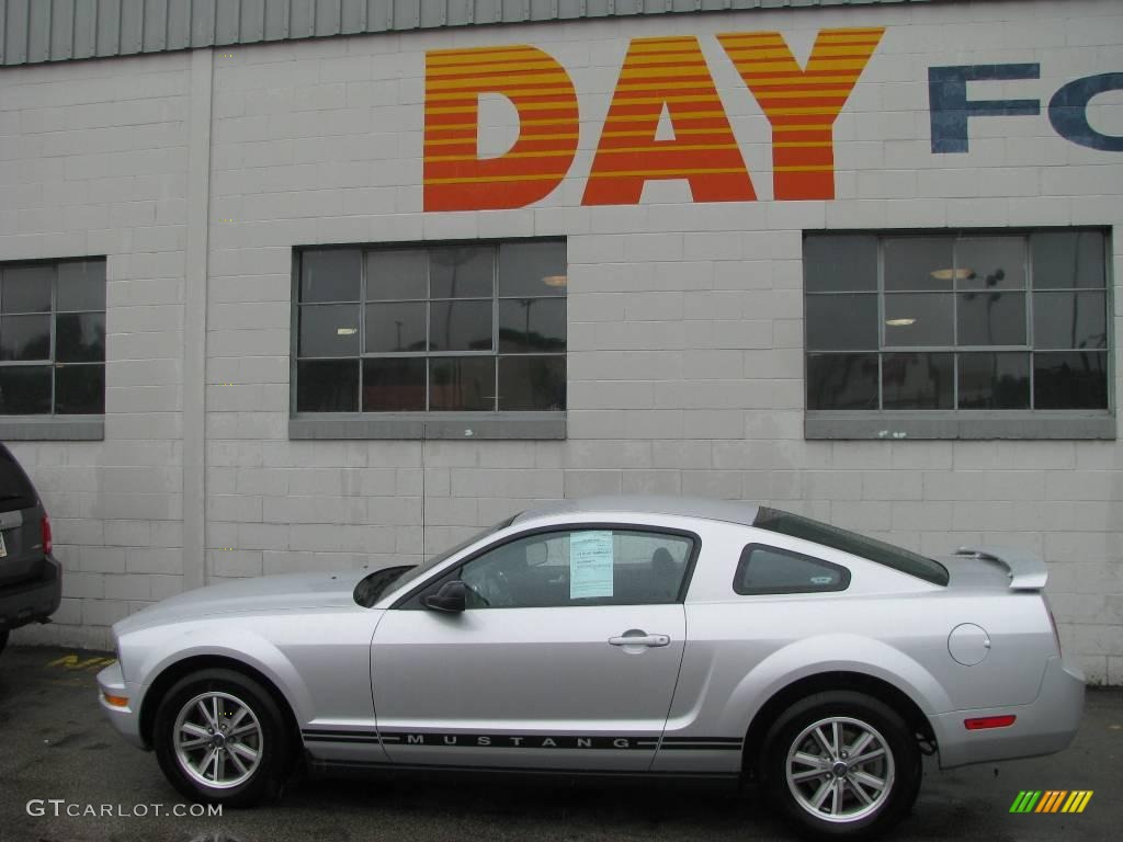 2005 Mustang V6 Deluxe Coupe - Satin Silver Metallic / Dark Charcoal photo #2