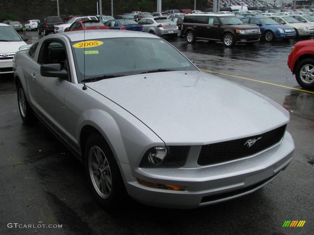 2005 Mustang V6 Deluxe Coupe - Satin Silver Metallic / Dark Charcoal photo #6