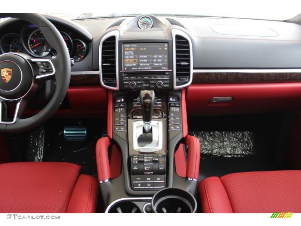 2016 Porsche Cayenne Turbo Black/Garnet Red Dashboard Photo #105698502