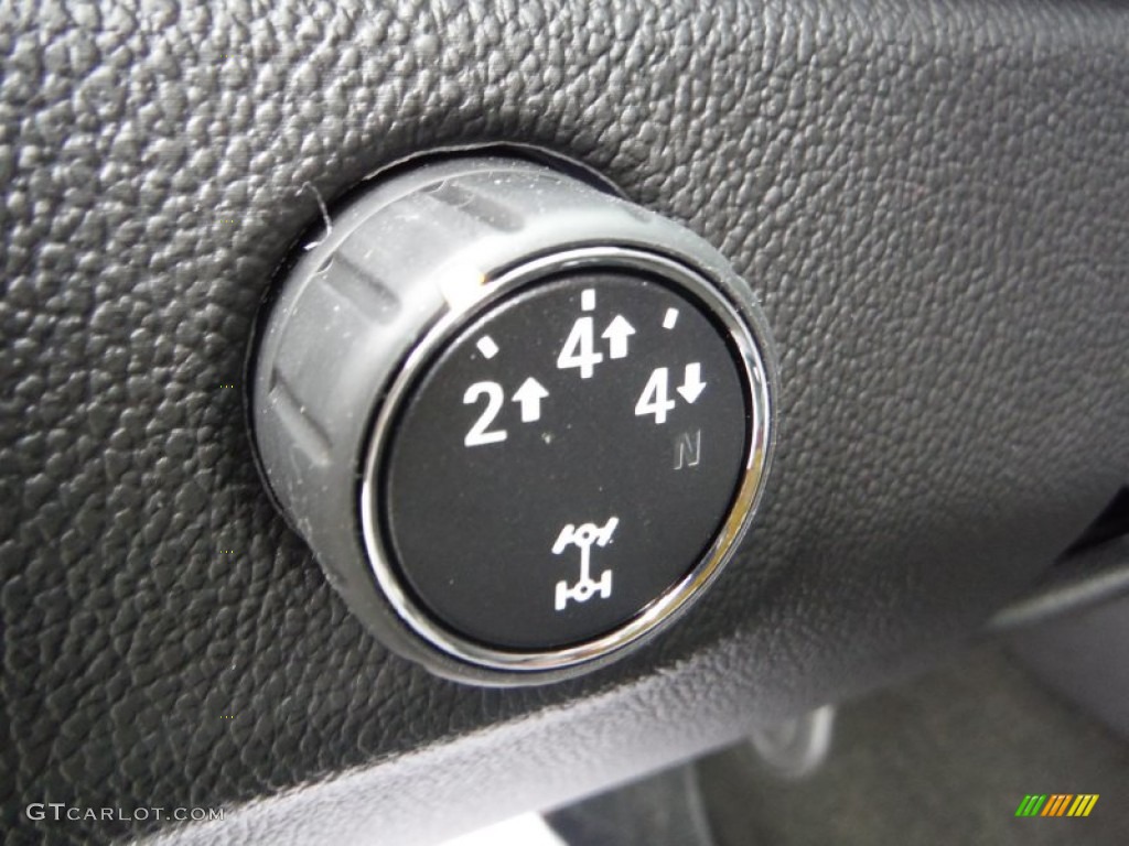 2015 Chevrolet Colorado WT Extended Cab 4WD Controls Photo #105737714