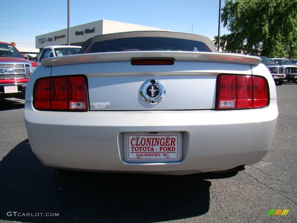 2008 Mustang V6 Deluxe Convertible - Brilliant Silver Metallic / Light Graphite photo #4