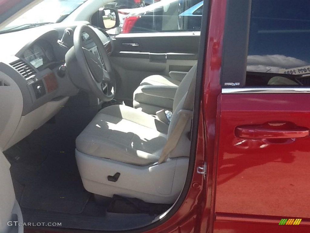 2009 Town & Country LX - Inferno Red Crystal Pearl / Medium Slate Gray/Light Shale photo #7