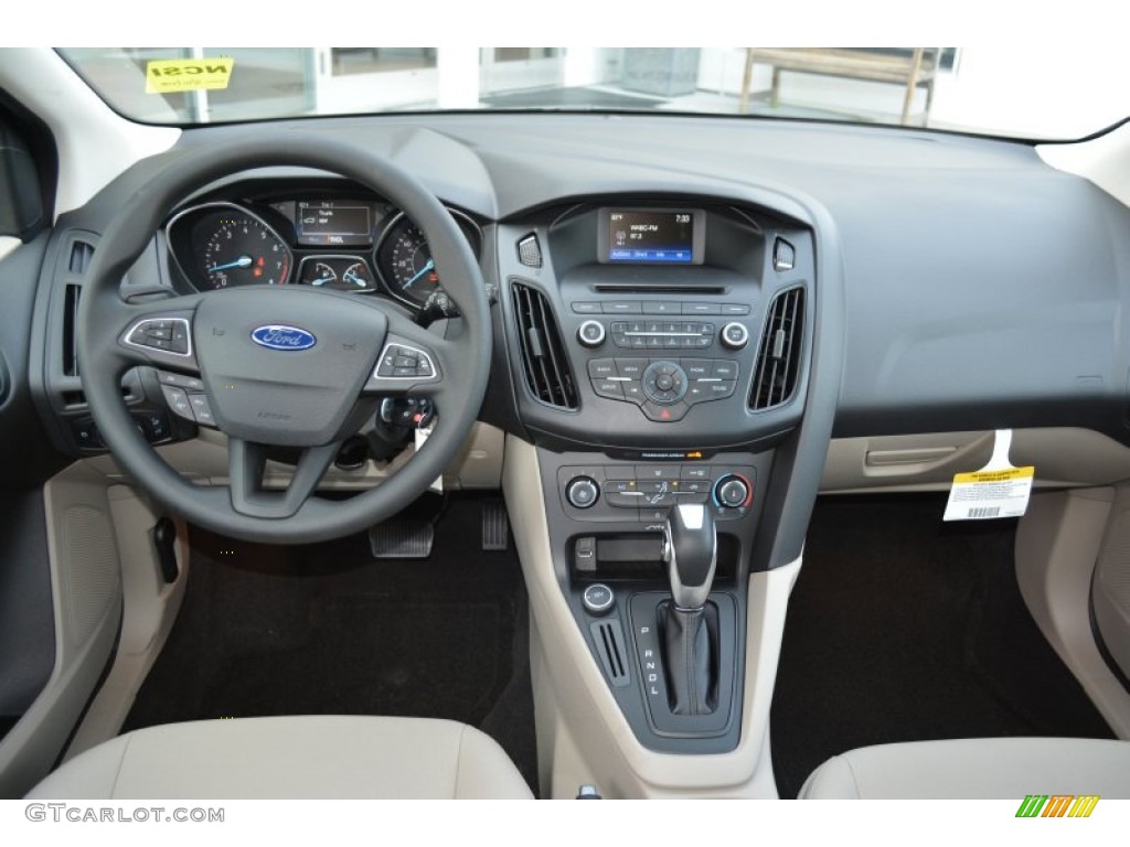 2015 Ford Focus SE Hatchback Dashboard Photos