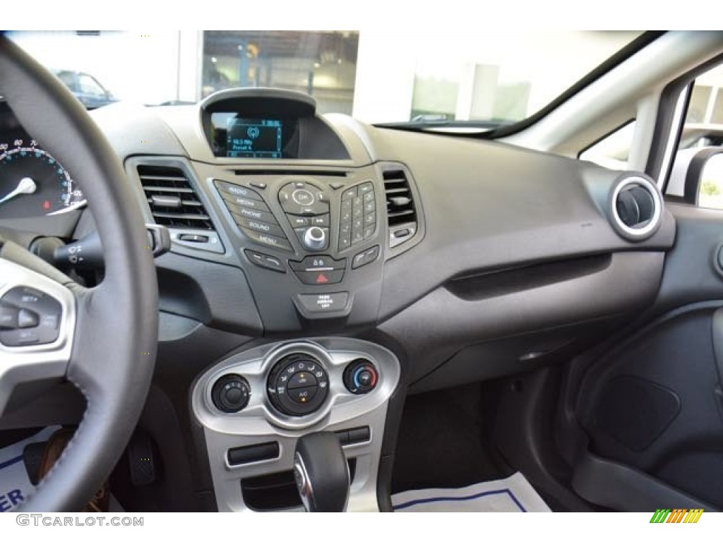 2015 Fiesta SE Sedan - Oxford White / Charcoal Black photo #29