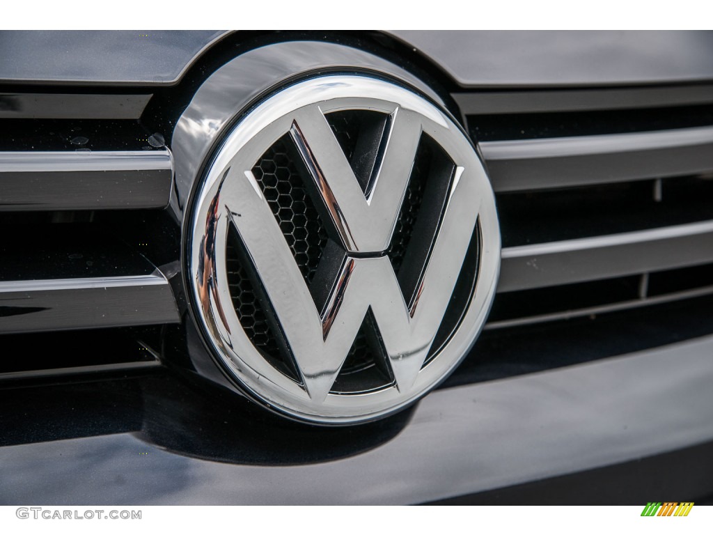2012 Volkswagen Golf R 2 Door 4Motion Marks and Logos Photos