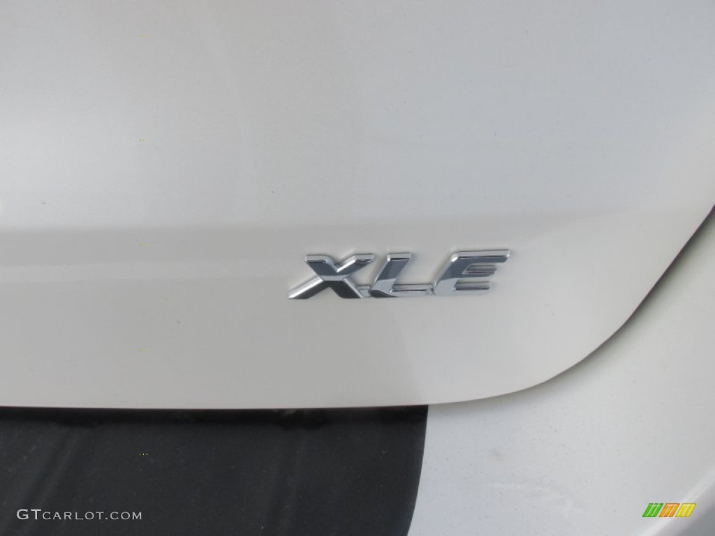 2015 Sienna XLE - Blizzard White Pearl / Bisque photo #14