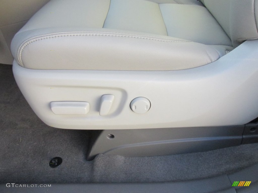 2015 Sienna XLE - Blizzard White Pearl / Bisque photo #22