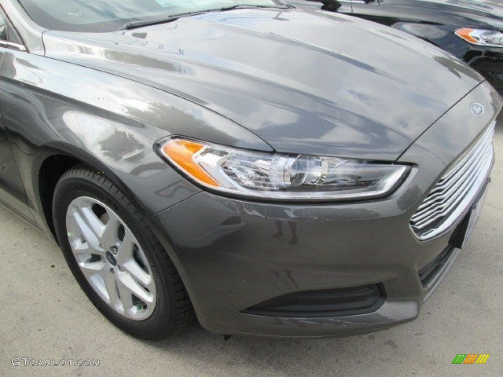 2016 Fusion SE - Magnetic Metallic / Charcoal Black photo #2