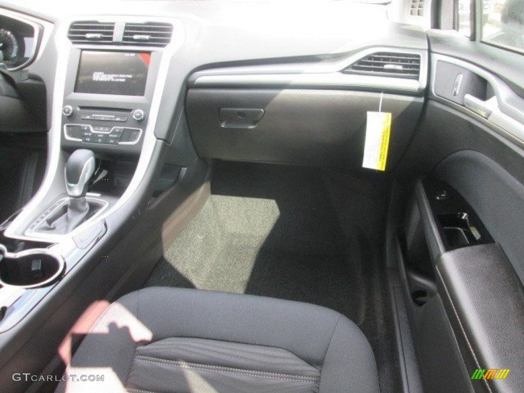 2016 Fusion SE - Magnetic Metallic / Charcoal Black photo #15