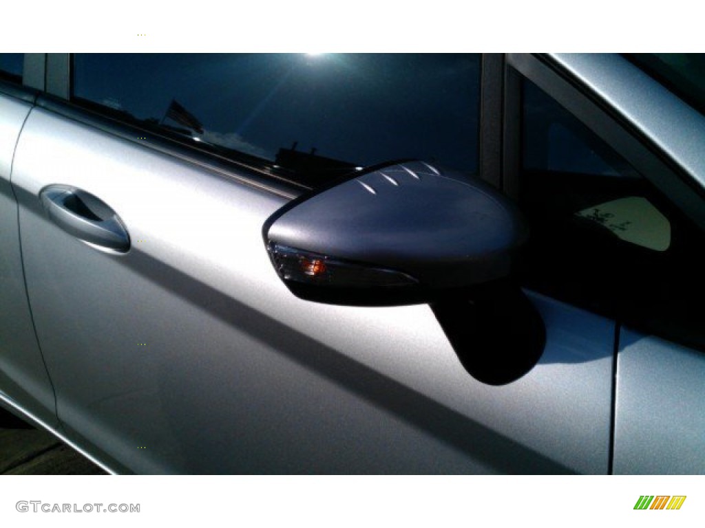 2015 Fiesta SE Sedan - Ingot Silver Metallic / Charcoal Black photo #4