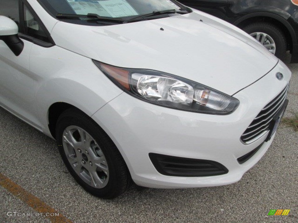 2015 Fiesta SE Hatchback - Oxford White / Charcoal Black photo #2