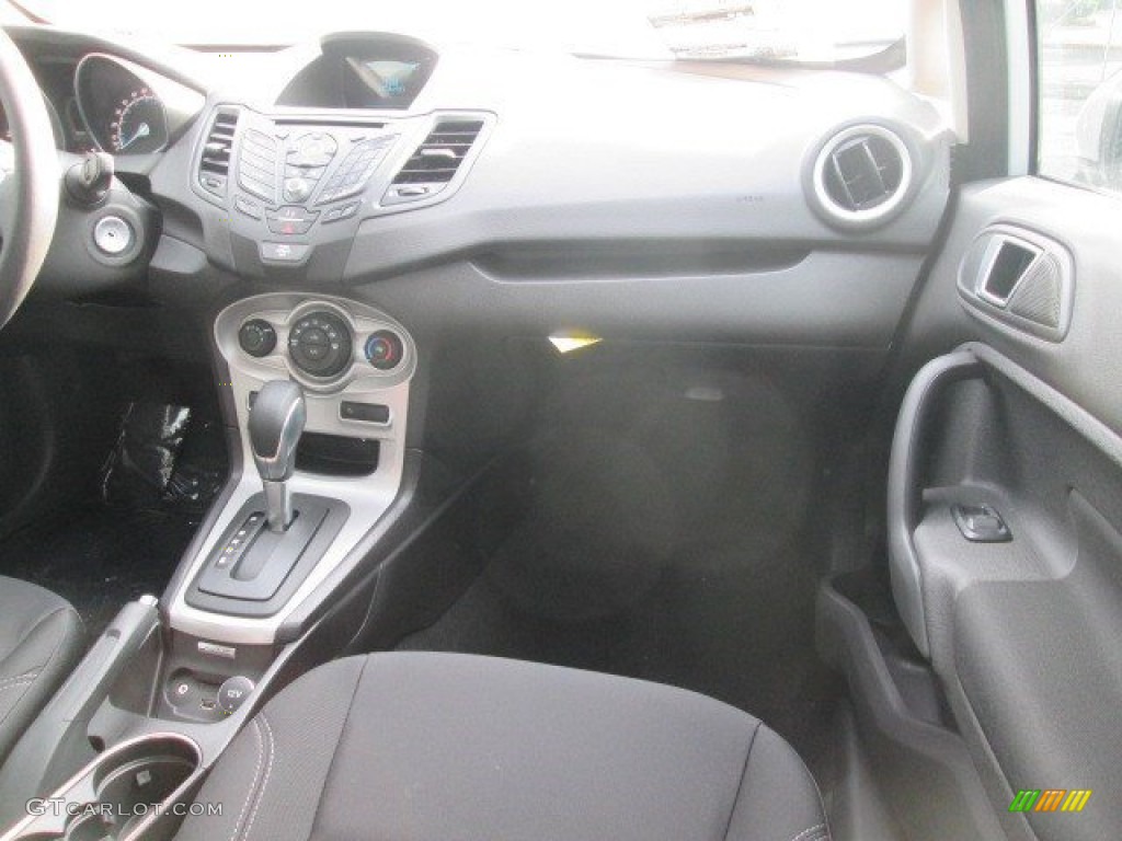 2015 Fiesta SE Hatchback - Oxford White / Charcoal Black photo #17