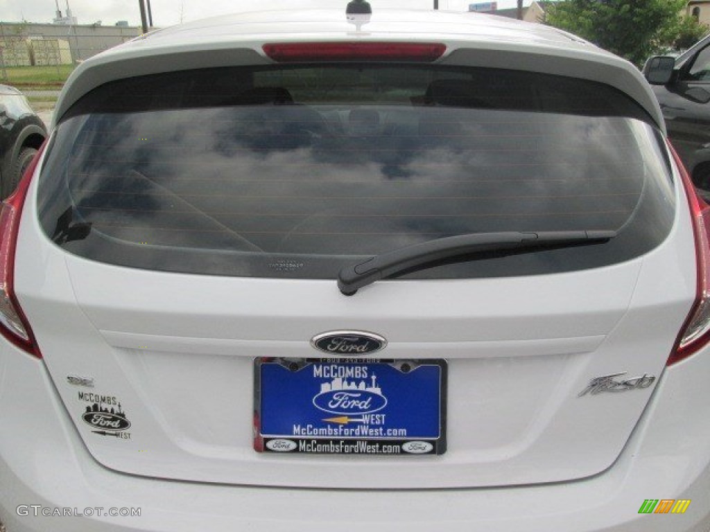 2015 Fiesta SE Hatchback - Oxford White / Charcoal Black photo #25