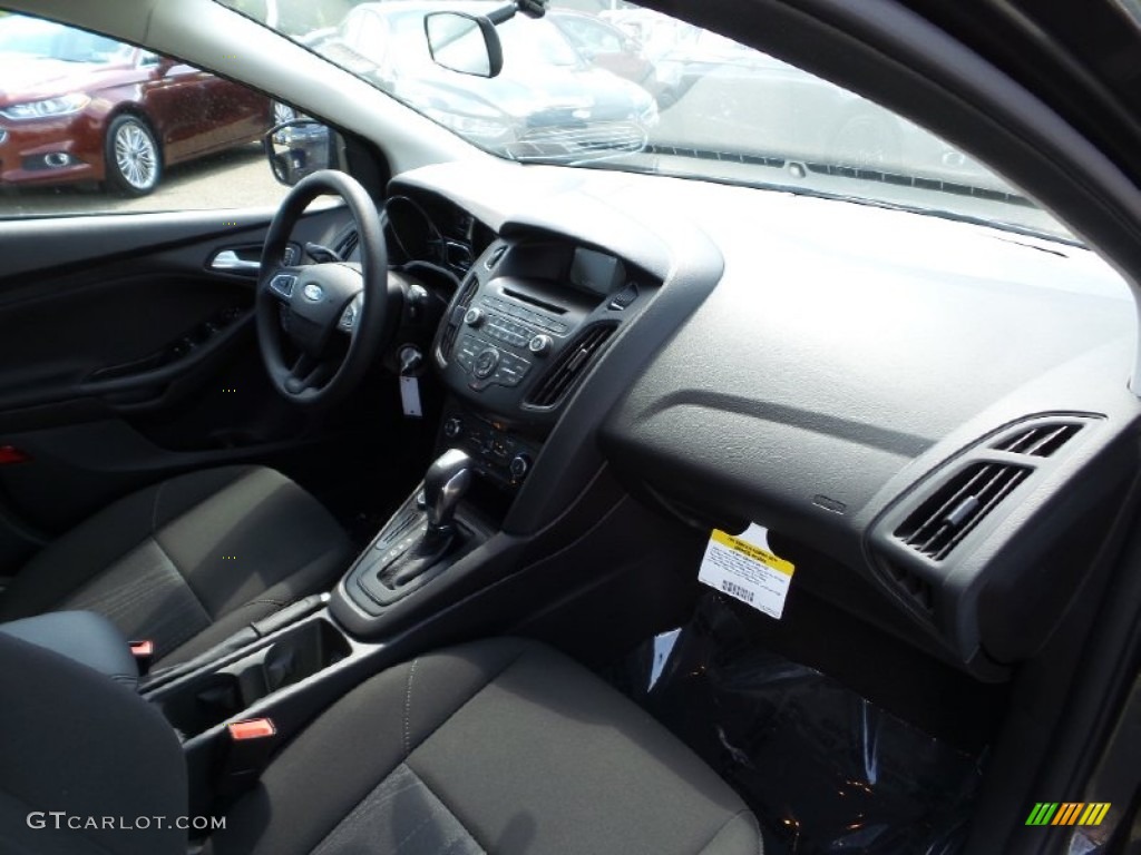 2015 Focus SE Hatchback - Magnetic Metallic / Charcoal Black photo #2