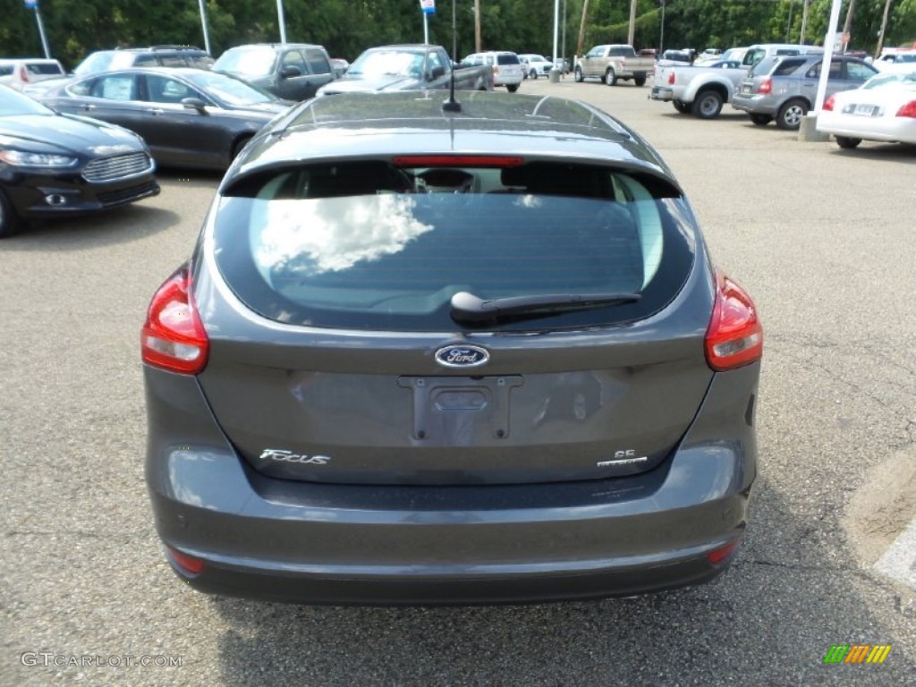2015 Focus SE Hatchback - Magnetic Metallic / Charcoal Black photo #4