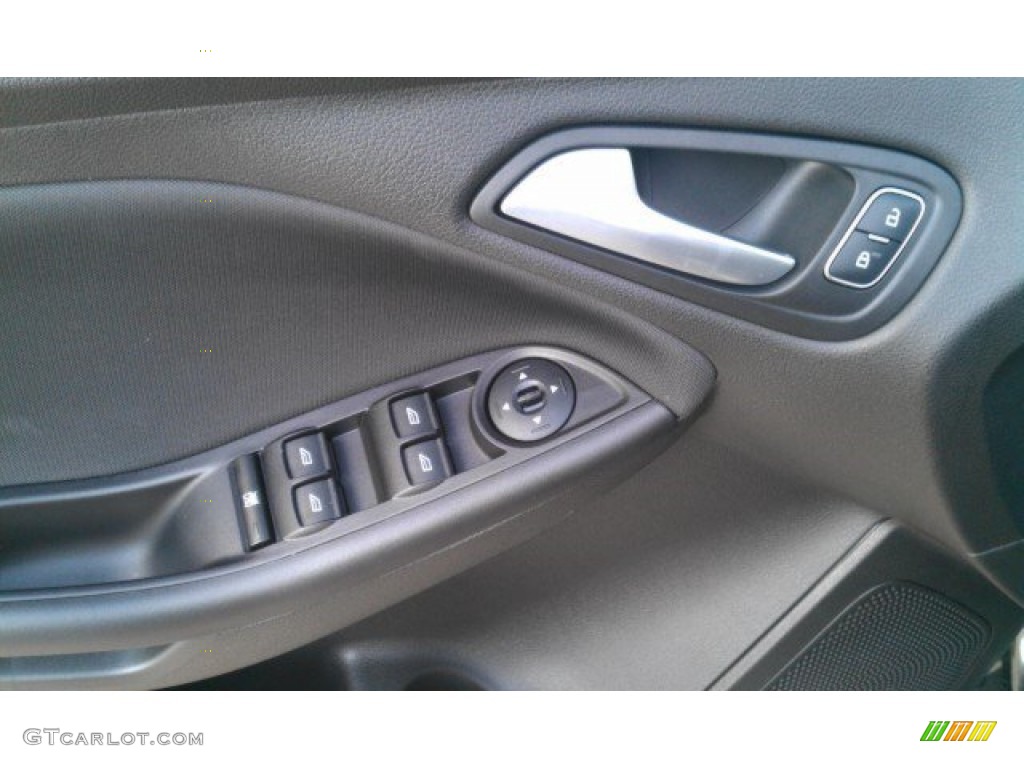 2015 Focus SE Sedan - Magnetic Metallic / Charcoal Black photo #27