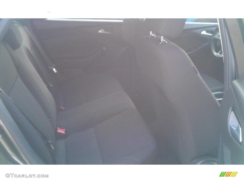 2015 Focus SE Sedan - Magnetic Metallic / Charcoal Black photo #15