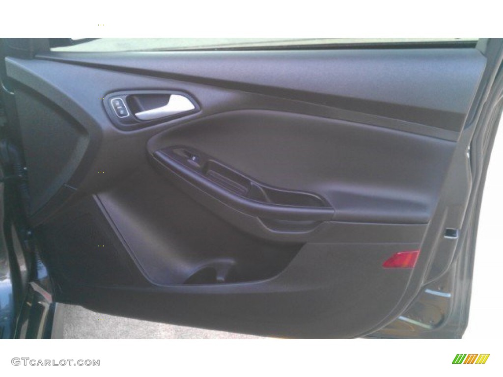 2015 Focus SE Sedan - Magnetic Metallic / Charcoal Black photo #24