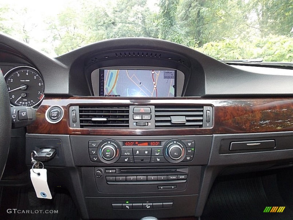 2011 BMW 3 Series 328i xDrive Sedan Controls Photo #105935209