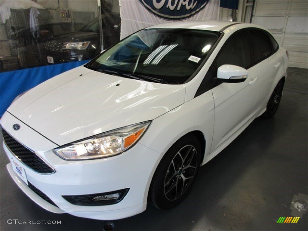 2015 Focus SE Sedan - Oxford White / Medium Light Stone photo #3