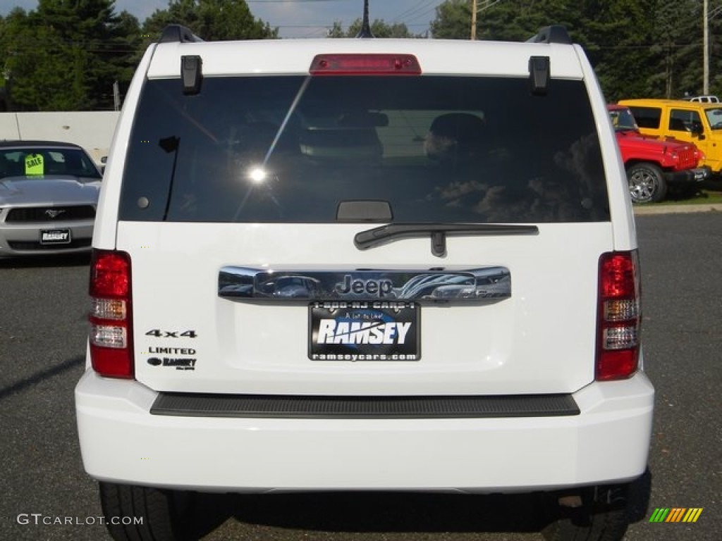 2012 Liberty Jet 4x4 - Bright White / Dark Slate Gray photo #4