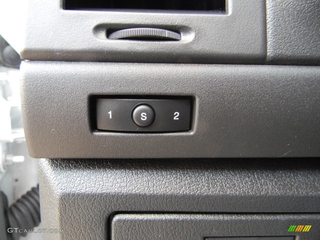 2012 Liberty Jet 4x4 - Bright White / Dark Slate Gray photo #13