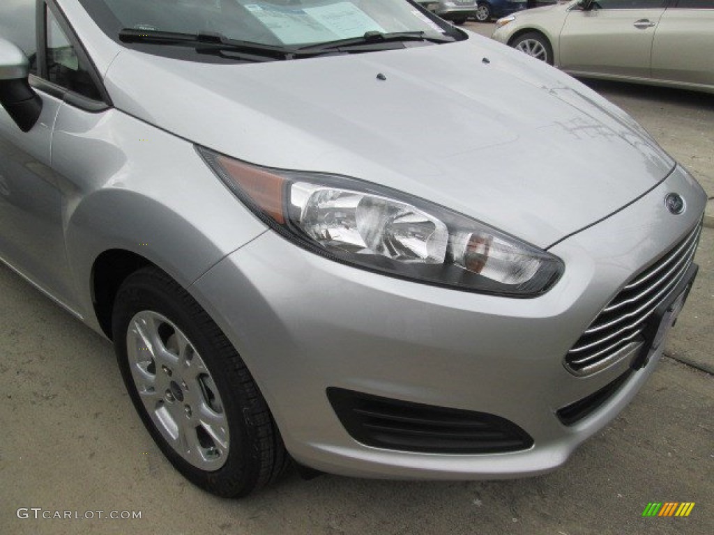 2015 Fiesta SE Sedan - Ingot Silver Metallic / Charcoal Black photo #2