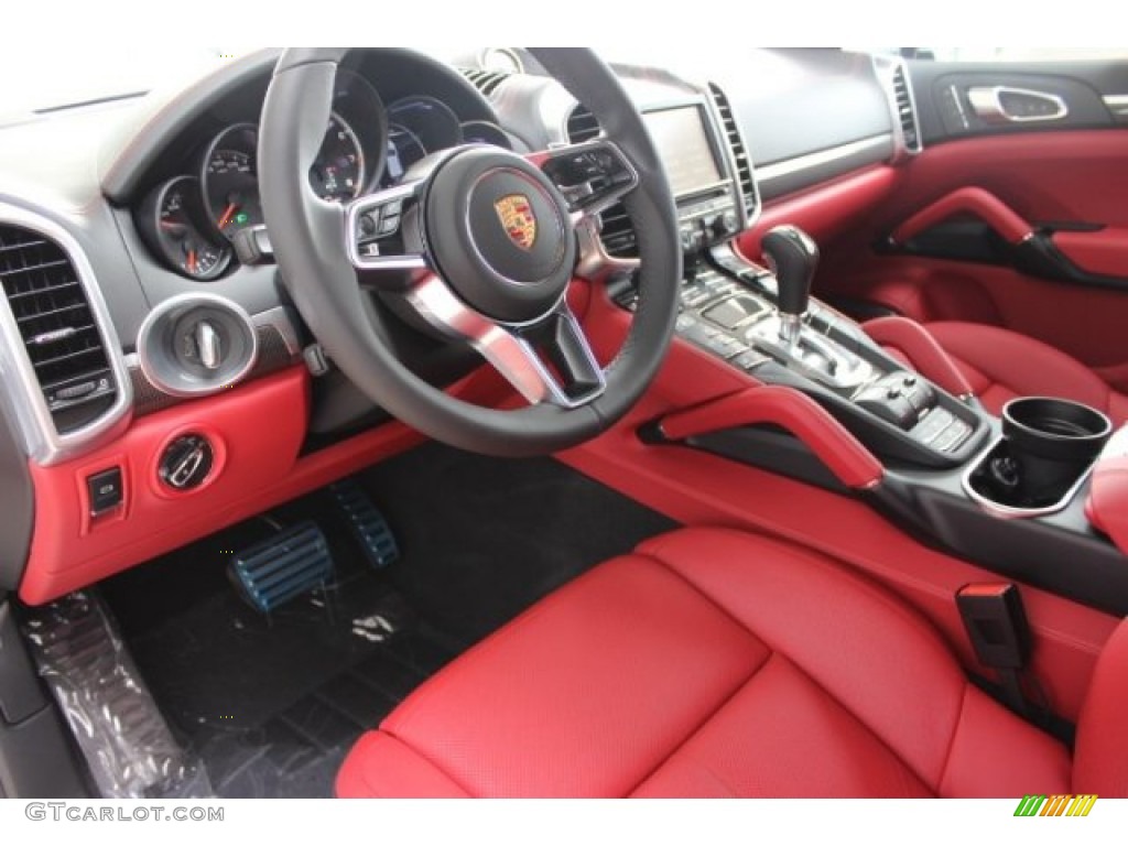Black/Garnet Red Interior 2016 Porsche Cayenne Turbo S Photo #106014155
