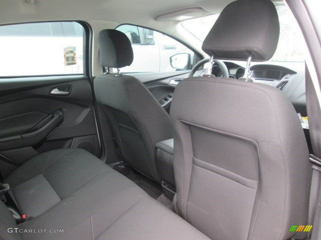 2015 Focus SE Sedan - Ingot Silver Metallic / Charcoal Black photo #18