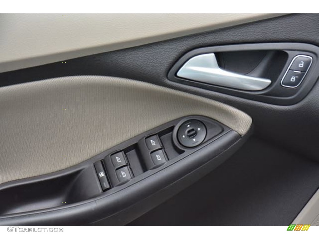 2015 Focus SE Hatchback - Oxford White / Charcoal Black photo #16